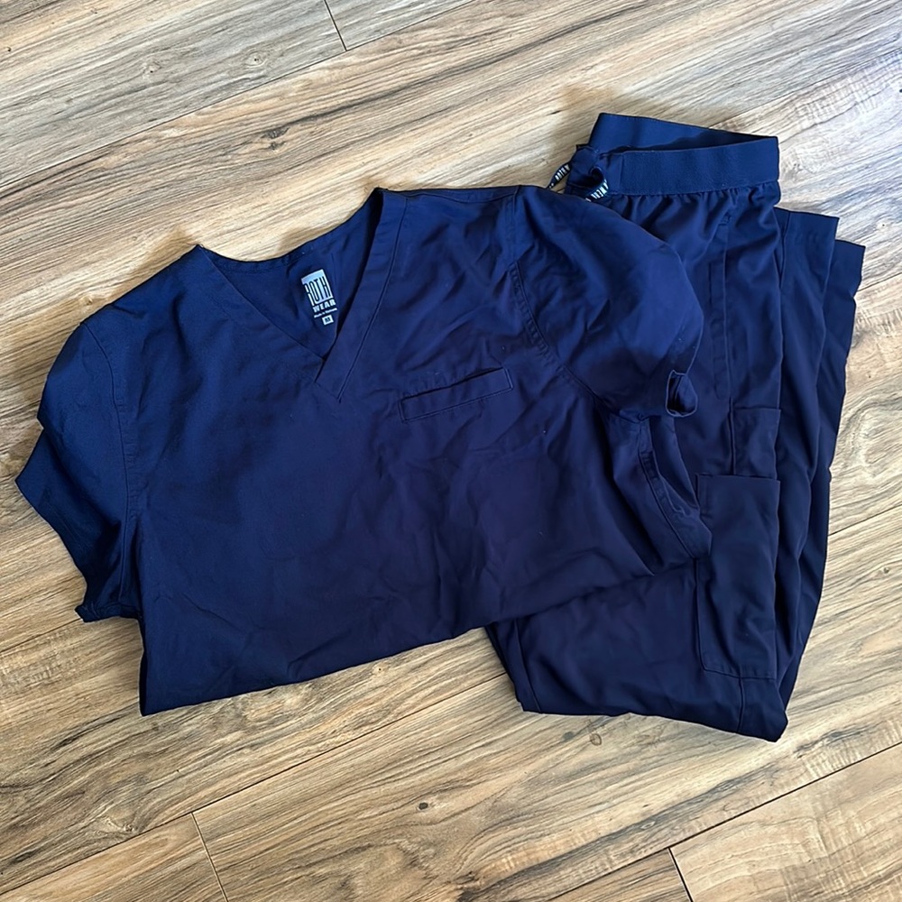 Men’s navy blue scrub set. Brand Roth wear